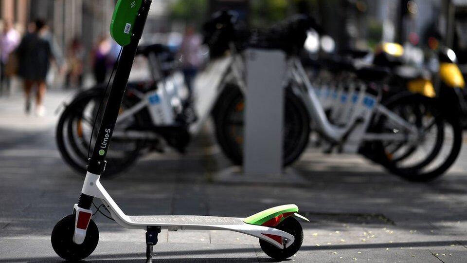 Scooter'la hız yaparken yakalanan çocuğa, gelecekteki ehliyeti için altı ceza puanı