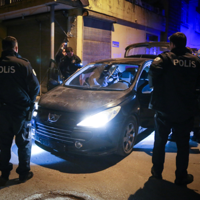 "Dur" ihtarına uymadı, yaklaşık 100 şişe içkiyle yakalandı