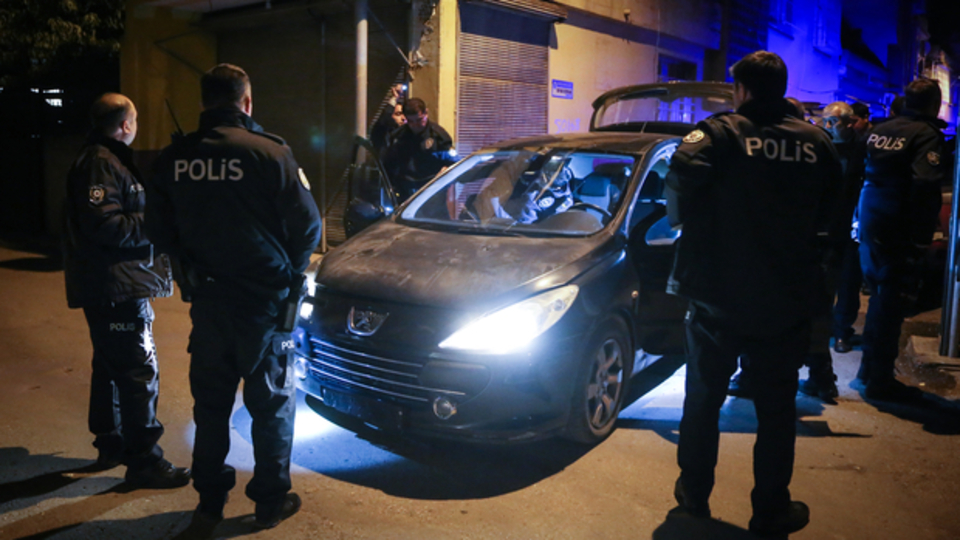 "Dur" ihtarına uymadı, yaklaşık 100 şişe içkiyle yakalandı