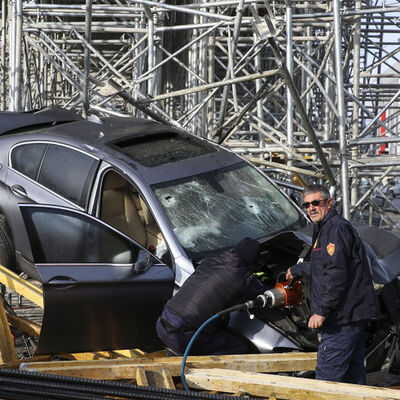Başkent'te otomobil, köprünün iskelesine daldı!