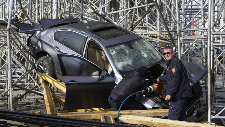 Başkent'te otomobil, köprünün iskelesine daldı!