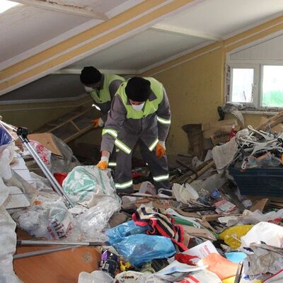 Bu evden çıkanlar yüzünden cadde trafiğe kapatıldı!