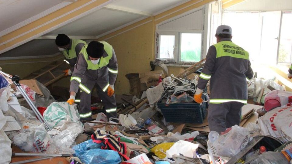 Bu evden çıkanlar yüzünden cadde trafiğe kapatıldı!