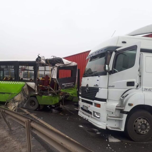 Halk otobüsü ile TIR çarpıştı: 1'i ağır 9 yaralı