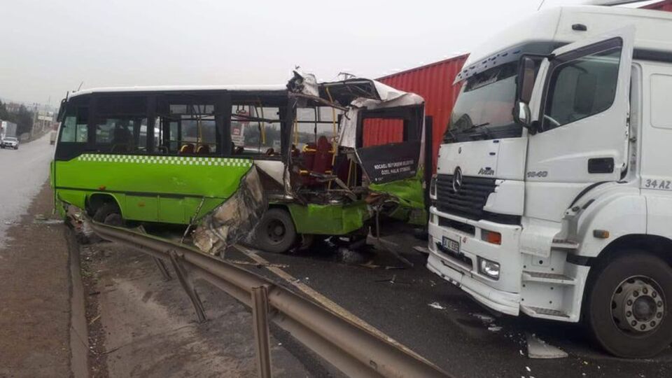 Halk otobüsü ile TIR çarpıştı: 1'i ağır 9 yaralı
