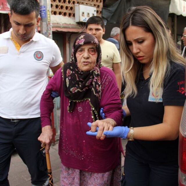 Ünlü sanatçının kuzeni annesini bu hale getirdi!