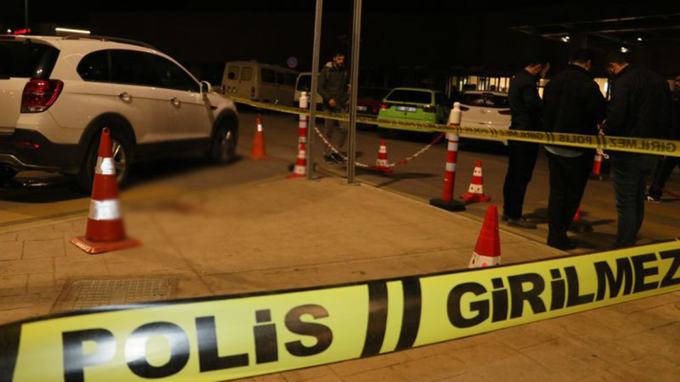 Hastane otoparkında silahlı kavga: 2 ölü