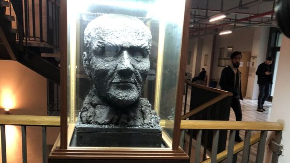 Korumaya alındı... Maden işçisi kömürden yaptı!