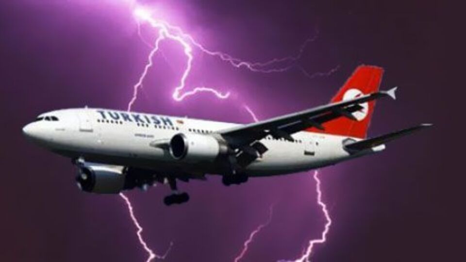 THY uçağını yıldırım çarptı!