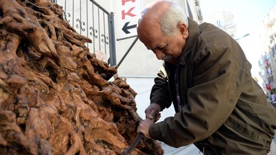 Sokakta sergileniyor, gören telefona sarılıyor!