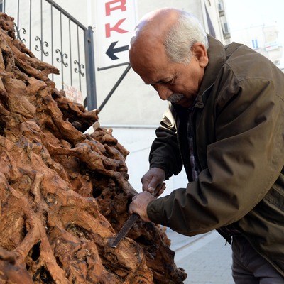 Sokakta sergileniyor, gören telefona sarılıyor!