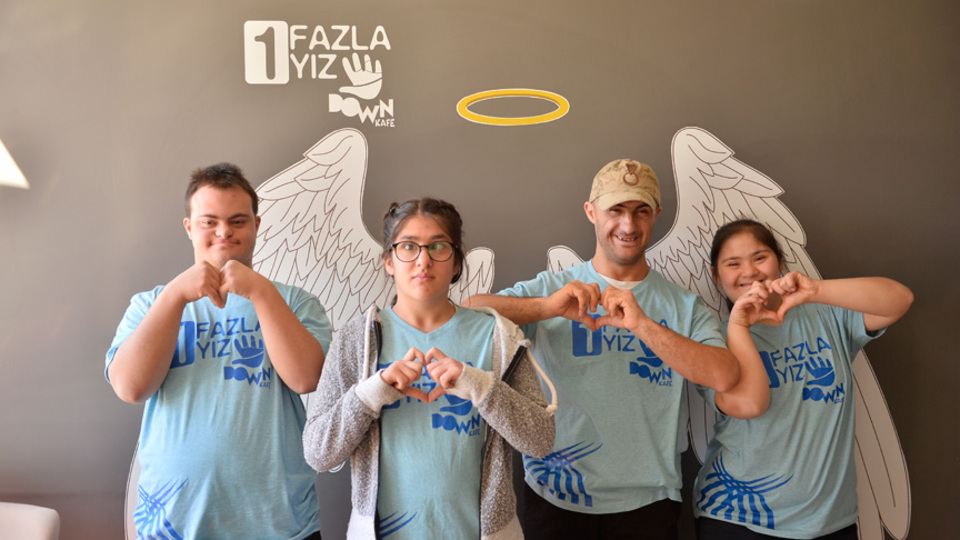 Down Kafe'nin 'özel' garsonları