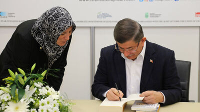 Davutoğlu kitaplarını imzaladı