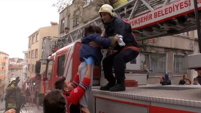 Faciadan dönüldü! Alevlerin arasından 2 çocuğu kurtardılar!