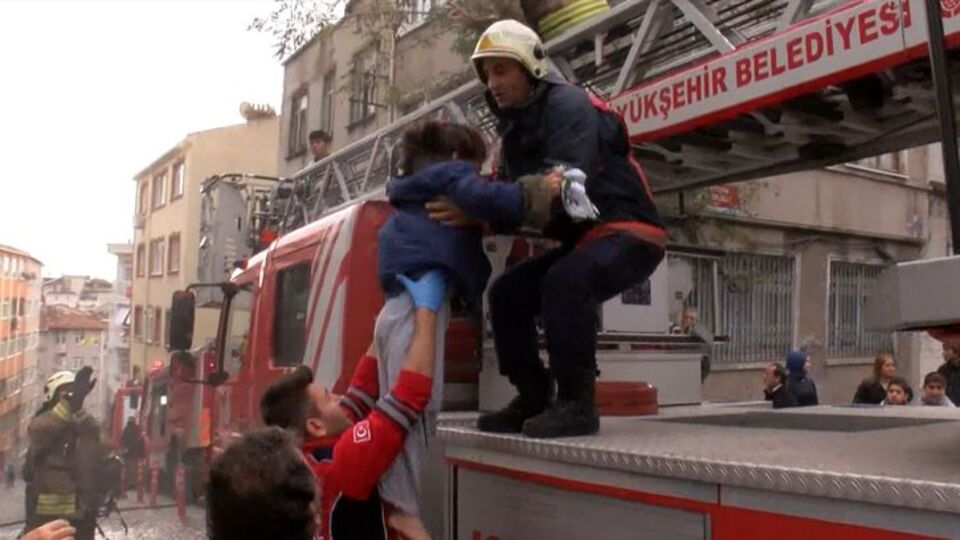 Faciadan dönüldü! Alevlerin arasından 2 çocuğu kurtardılar!