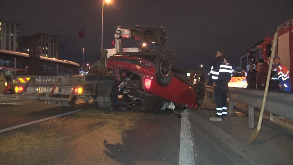 Sosyal medya fenomeni E-5'te kaza yaptı