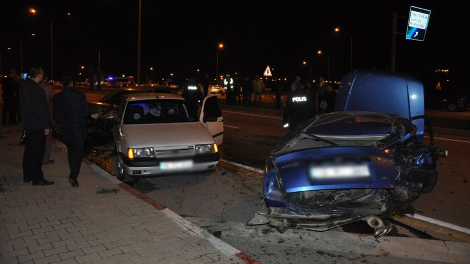 Hurdaya dönen araçtan sağ çıktılar