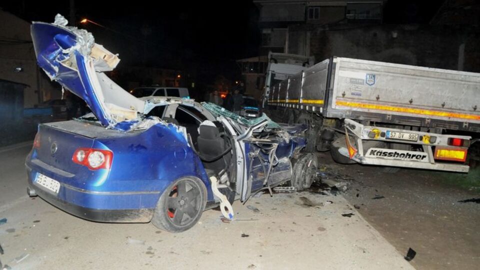 Otomobil park halindeki TIR'a çarptı: 2 kişi yaralandı