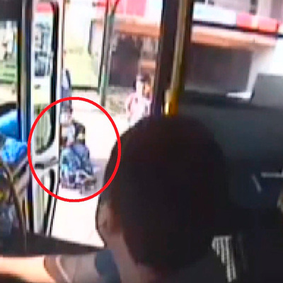 Saatlerce durakta bekleyen engelli çocuk için öyle bir şey yaptı ki!