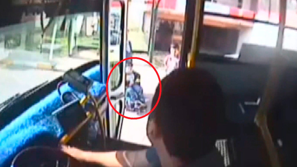 Saatlerce durakta bekleyen engelli çocuk için öyle bir şey yaptı ki!