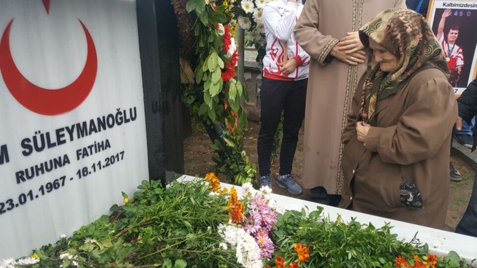 Naim Süleymanoğlu ölümünün 1'inci yıldönümünde anıldı