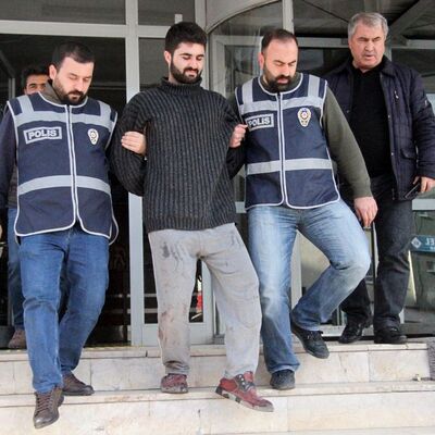 Babasını 50 yerinden bıçaklamıştı! Mahkeme: "Ağır tahrik var!"