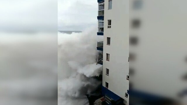 İspanya'da korkunç olay: Dev dalgalar balkonları yıkıp geçti!