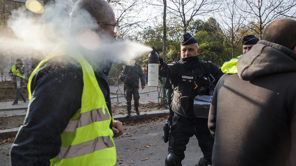 Fransa'da benzin isyanı! 3 depoya ulaşımı kapattılar!