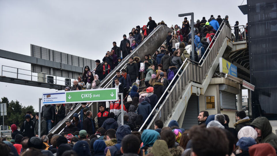 Trafik kilitlendi, uzun kuyruklar oluştu! İşte ziyaretçi sayısı...