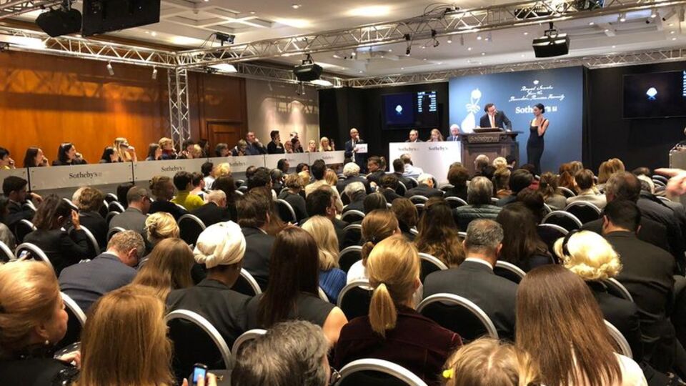 Bir haftada 2 milyar dolarlık rekor satış!