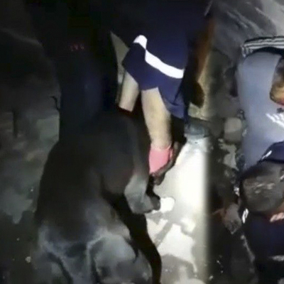 Kendisini kurtaran itfaiyecilere böyle sevgi gösterisinde bulundu