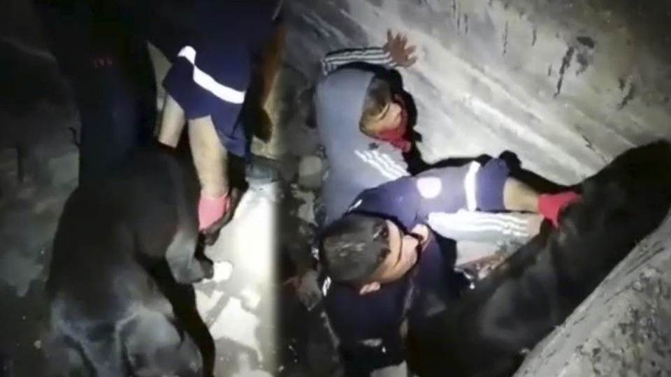 Kendisini kurtaran itfaiyecilere böyle sevgi gösterisinde bulundu