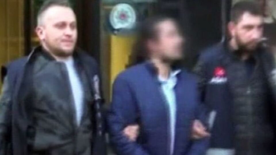İlk kez karşı karşı geldiler: 'Saçına, küpelerine bak...'