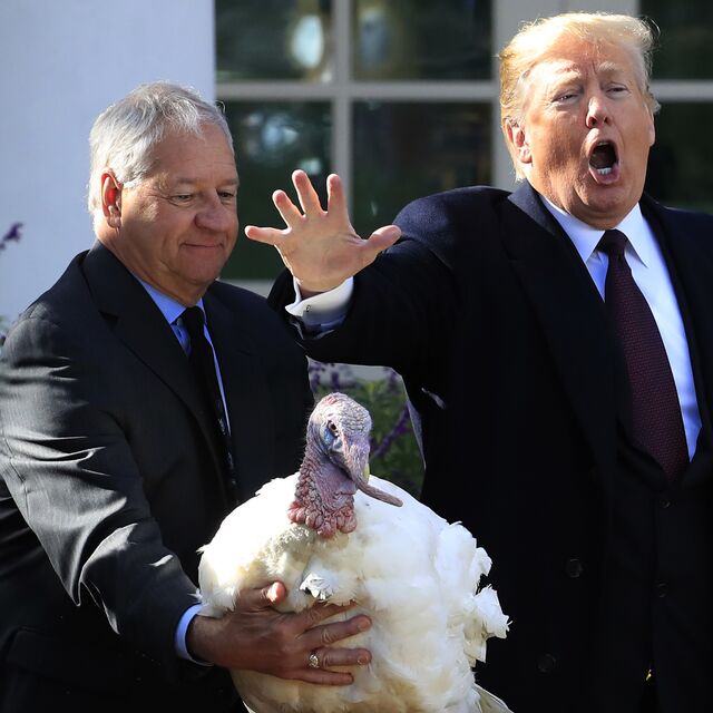 Trump geleneği bozmadı, ikisini de affetti!