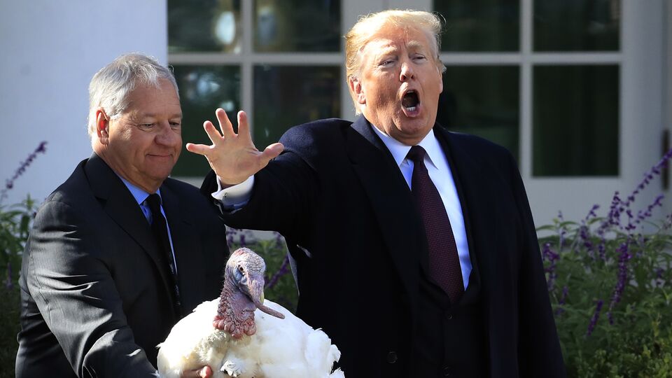 Trump geleneği bozmadı, ikisini de affetti!