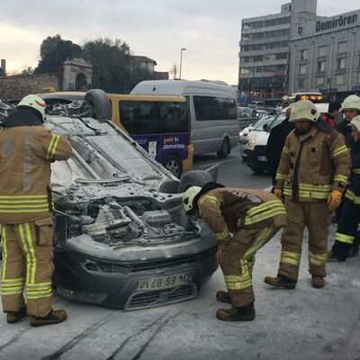 Atatürk Köprüsü'ne girişte otomobil takla attı, trafik felç...