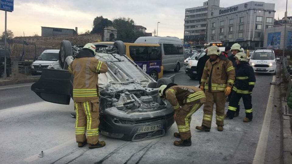 Atatürk Köprüsü'ne girişte otomobil takla attı, trafik felç...