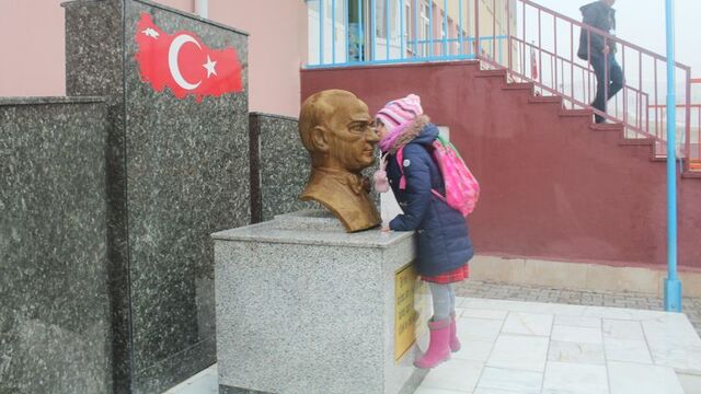 Minik Zeynep'in Atatürk sevgisi! Her sabah aynı şeyi tekrar ediyormuş