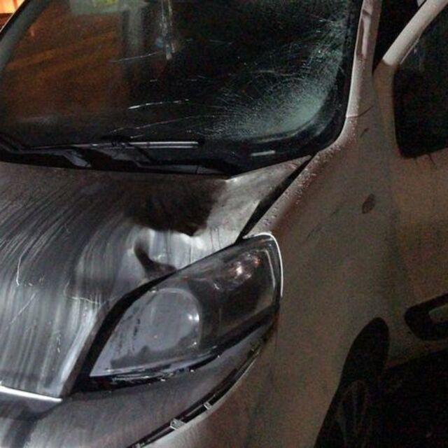 Otomobilden indi ticari aracın altında kaldı