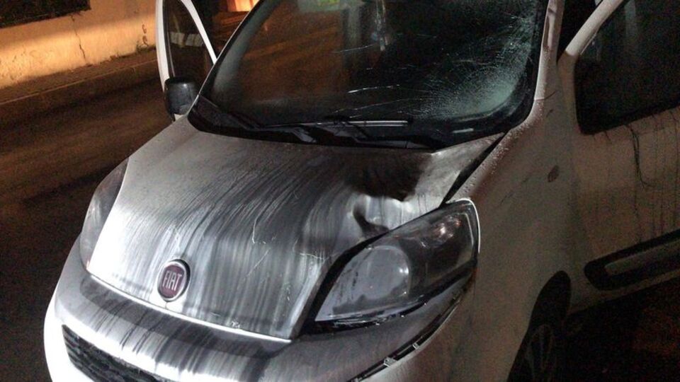 Otomobilden indi ticari aracın altında kaldı