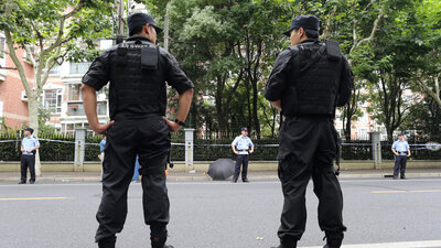 Çin'de araç öğrencilerin arasına daldı!