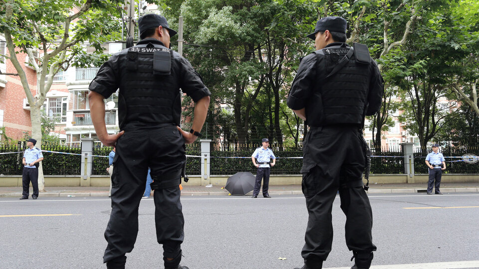 Çin'de araç öğrencilerin arasına daldı!