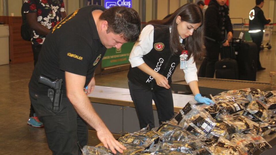 Atatürk Havalimanı'nda böylesi ilk kez oluyor! Paketlere bakakaldılar