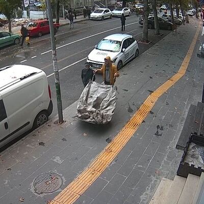 Hırsızlığın böylesi! Parça parça çaldı...