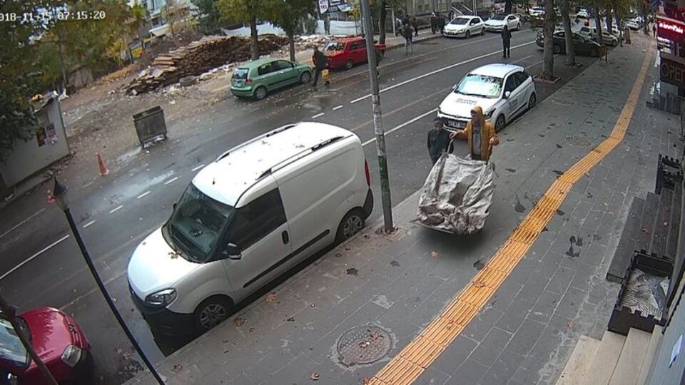 Hırsızlığın böylesi! Parça parça çaldı...