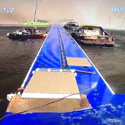 Felaket anları... Böyle geldi, iskeleyi yerinden söktü