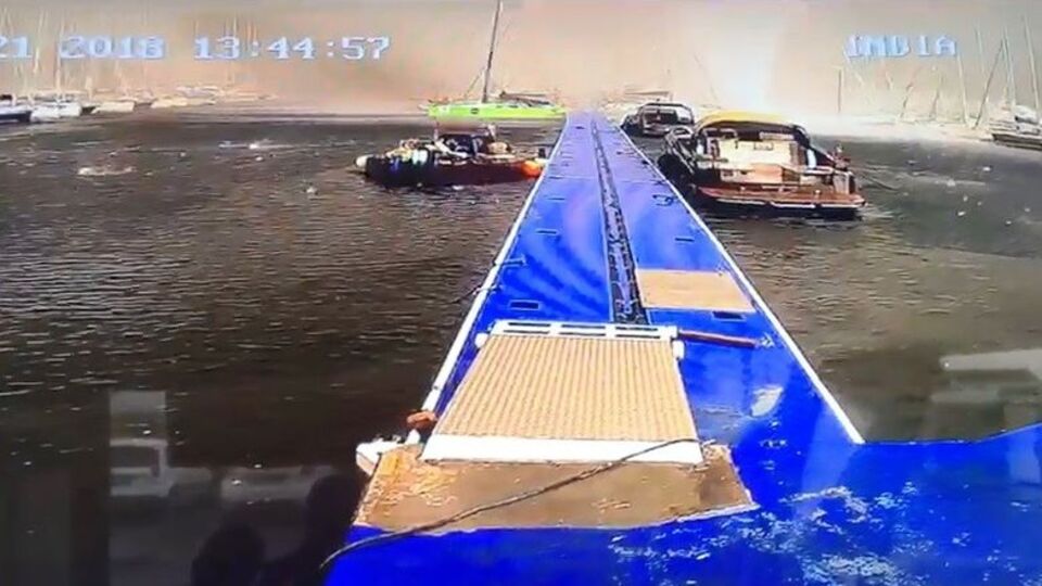 Felaket anları... Böyle geldi, iskeleyi yerinden söktü