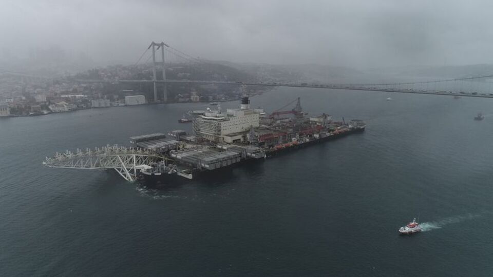 Bir dev geçti... İstanbul Boğazı'nda trafik durdu!