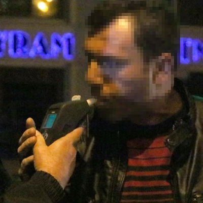 Alkolmetreye üflemekte zorlanınca...