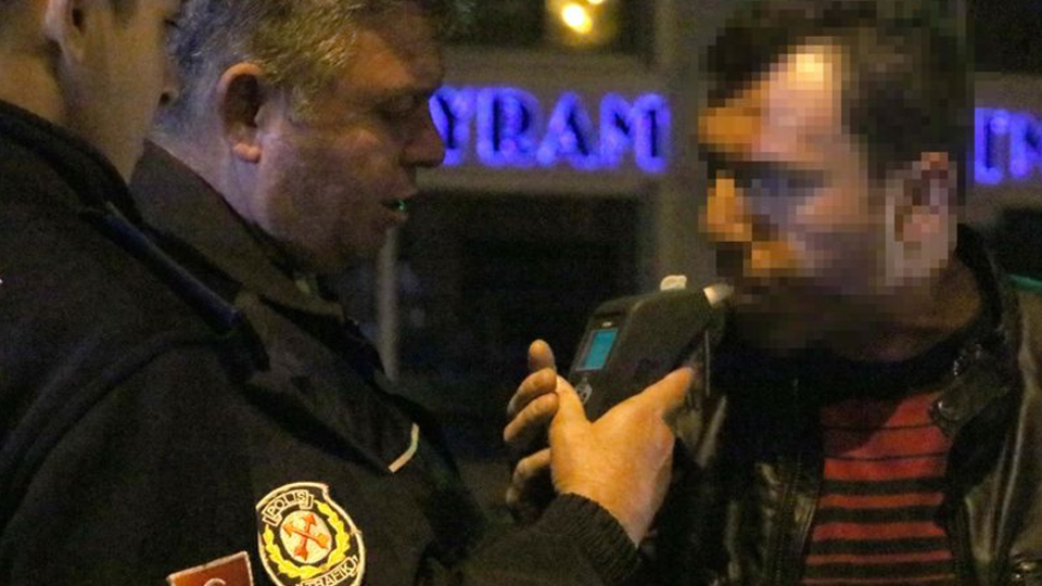 Alkolmetreye üflemekte zorlanınca...